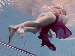 俄羅斯紅發少女在水里面裸身游泳