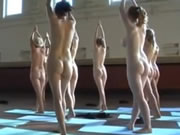 一群裸身女孩做練習瑜伽