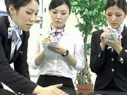 日本空中小姐展示正確的心肺復蘇術