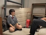 日本學園學生妹在運動器材室強制口愛口交
